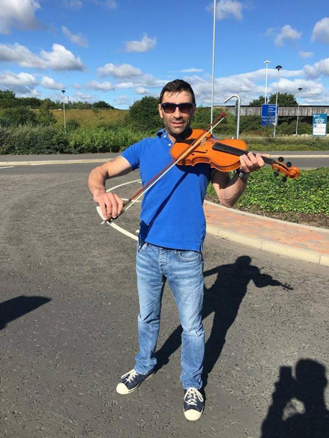 Vasile Bolohan înainte de a trimite vioara în țară