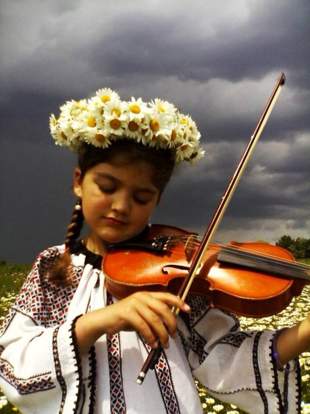 Fetiţa din Baineţ pasionată de muzica populară a primit în dar o vioară