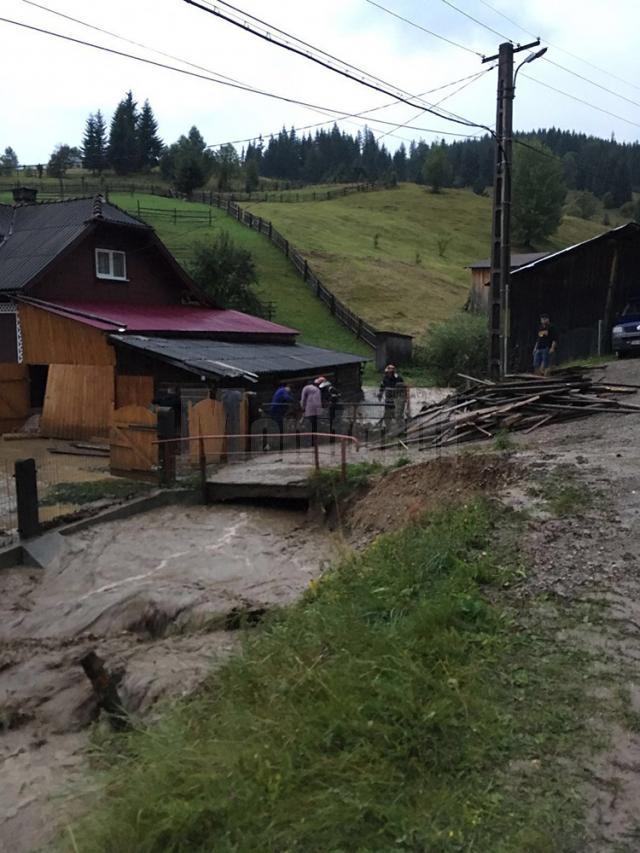 Apa învolburată a pâraielor a măturat curţile oamenilor din mai multe localităţi de munte, în urma ploii abundente