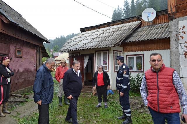 Preşedintele CJ, Gheorghe Flutur, și prefectul Constantintin Harasim au vizitat marţi locurile calamitate din zona de munte