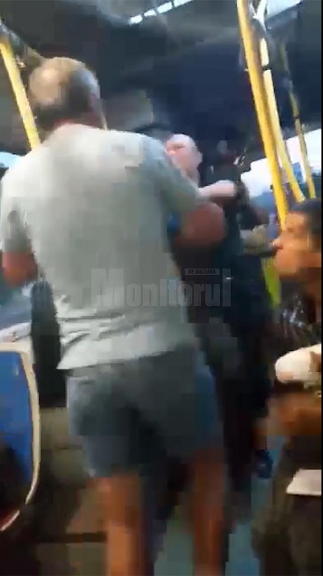 Bătaie între călători, într-un autobuz TPL din Suceava