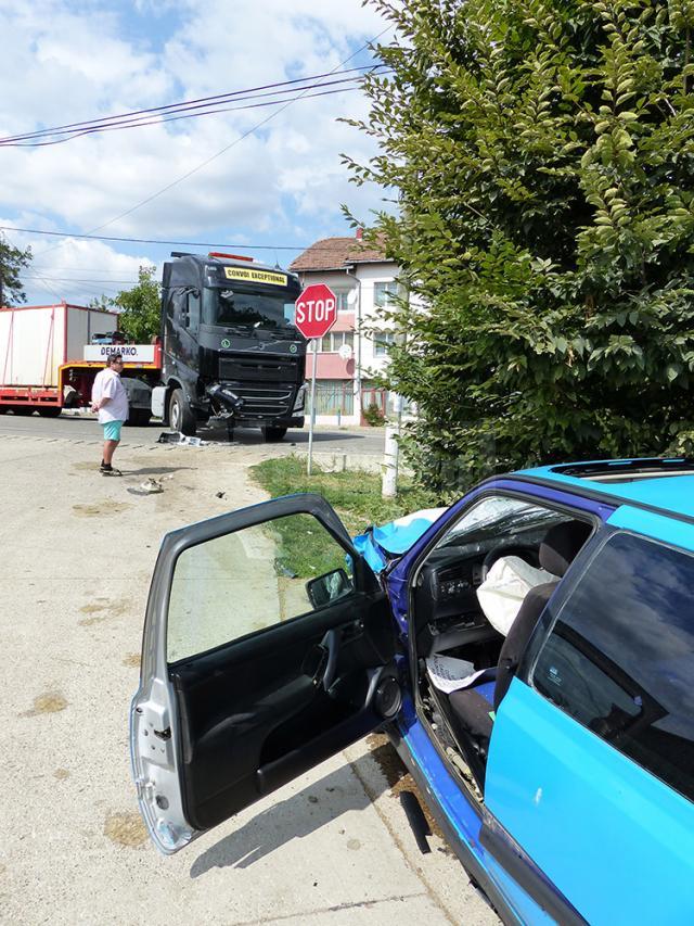 Un autoturism a acroşat un tir la Ilişeşti, un tânăr fiind rănit