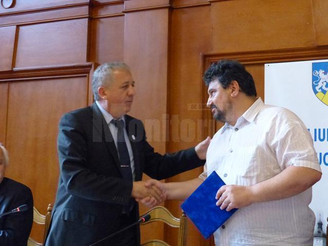 Emil Ursu a primit din partea prefectului „Diploma de excelenţă” pentru întreaga sa activitate