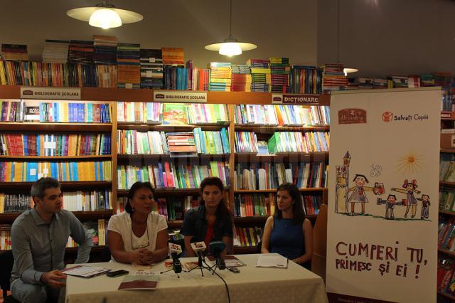 Cezar Căilean, Lena Ailincă, Anca Gutt și Cătălina Biholar la lansarea campaniei "Cumperi tu, primesc și ei!"
