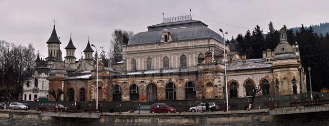 Clădirea "Cazinoul Băilor" din Vatra Dornei, aflată într-un stadiu avansat de degradare