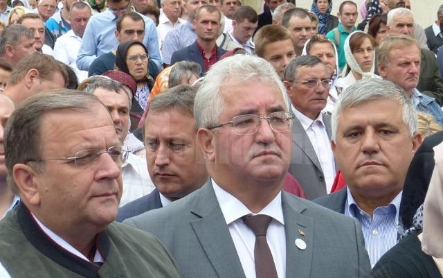 Dumitru Mihalescul (dreapta), alături de preşedintele CJ Suceava, Gheorghe Flutur, și primarul Sucevei, Ion Lungu