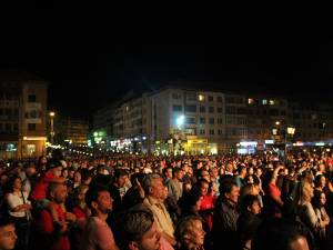 Mii de oameni s-au adunat în centrul Sucevei la concertul trupei Voltaj, care a deschis turneul lor național