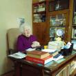 Dr. Hoișie în biroul de acasă, înconjurată de cărți