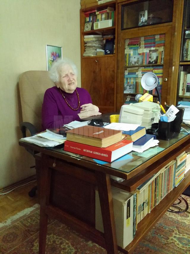 Dr. Hoișie în biroul de acasă, înconjurată de cărți
