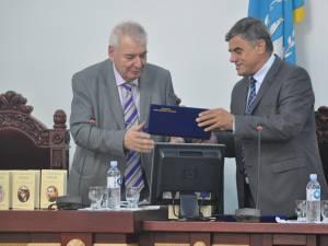 Primarul din Dumbraveni în timp ce oferă cheia comunei academicianului Mihai Cimpoi