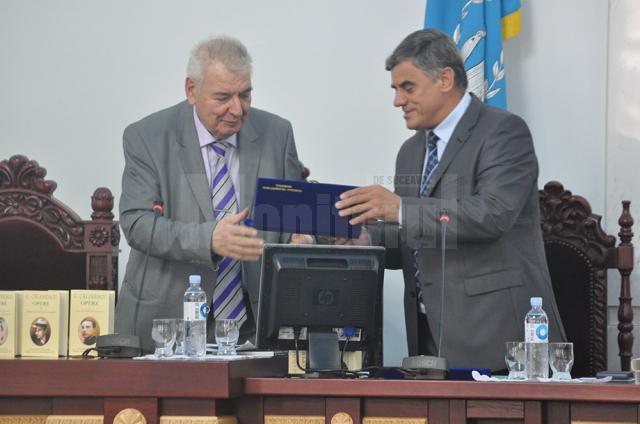Primarul din Dumbraveni în timp ce oferă cheia comunei academicianului Mihai Cimpoi