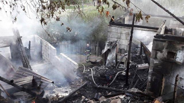Focul izbucnit la una din locuinţe s-a propagat rapid şi la o casă învecinată, iar intervenţia pompierilor chemaţi la faţa locului s-a dovedit una extrem de dificilă