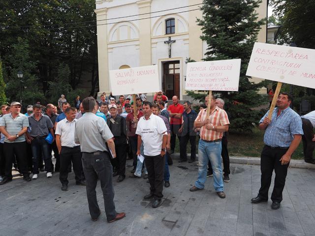 Peste 50 de mineri din exploatarea de uraniu de la Crucea au protestat ieri în faţa Prefecturii Suceava