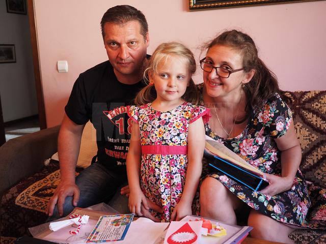 Au schimbat destinul unei fetiţe abandonate de mama naturală la doar câteva luni după naştere