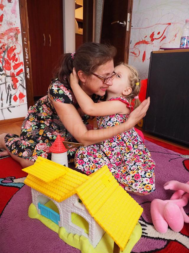 Au schimbat destinul unei fetiţe abandonate de mama naturală la doar câteva luni după naştere