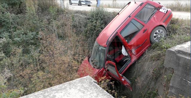 Autoturismul VW Golf a fost lovit şi aruncat într-un şanţ de locomotiva trenului Vadu Siret-Bucureşti