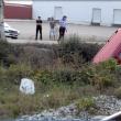 Autoturismul VW Golf a fost lovit şi aruncat într-un şanţ de locomotiva trenului Vadu Siret-Bucureşti
