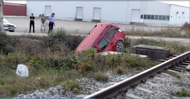 Autoturismul VW Golf a fost lovit şi aruncat într-un şanţ de locomotiva trenului Vadu Siret-Bucureşti