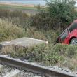 Autoturismul VW Golf a fost lovit şi aruncat într-un şanţ de locomotiva trenului Vadu Siret-Bucureşti