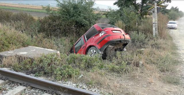 Autoturismul VW Golf a fost lovit şi aruncat într-un şanţ de locomotiva trenului Vadu Siret-Bucureşti