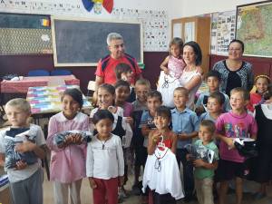 Copii din satul Bahna Arini, dascălii lor şi învăţătoarea Nicoleta Bogoş (în mijloc, cu copilul în braţe)