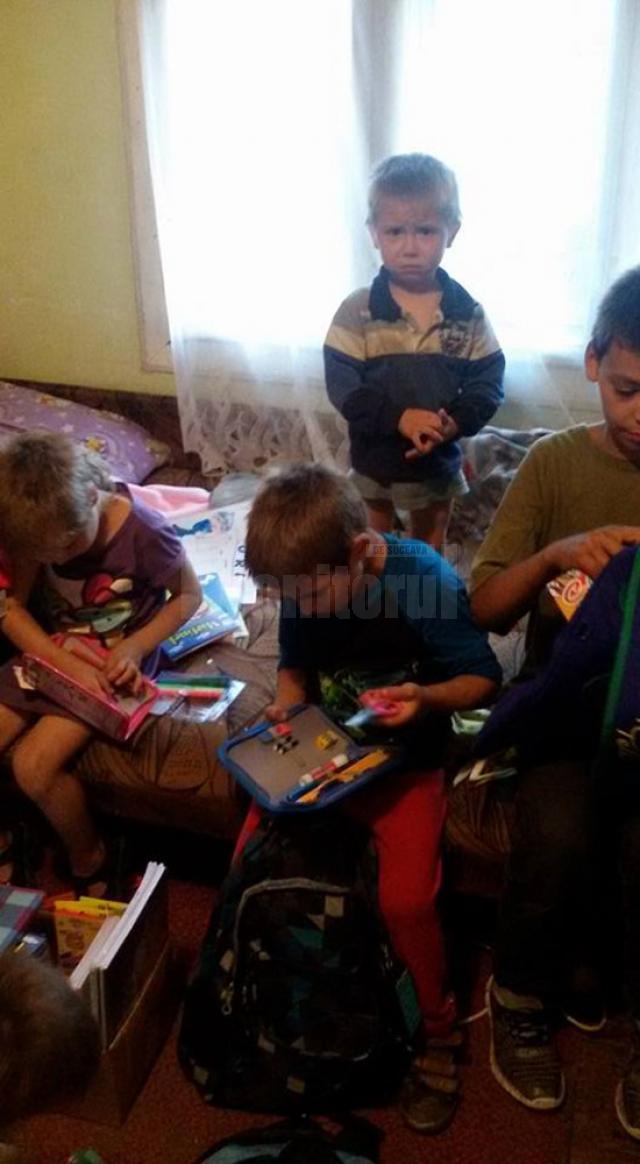 Zeci de copii săraci din satul Bahna Arini şi din municipiul Câmpulung Moldovenesc au primit uniforme şi rechizite