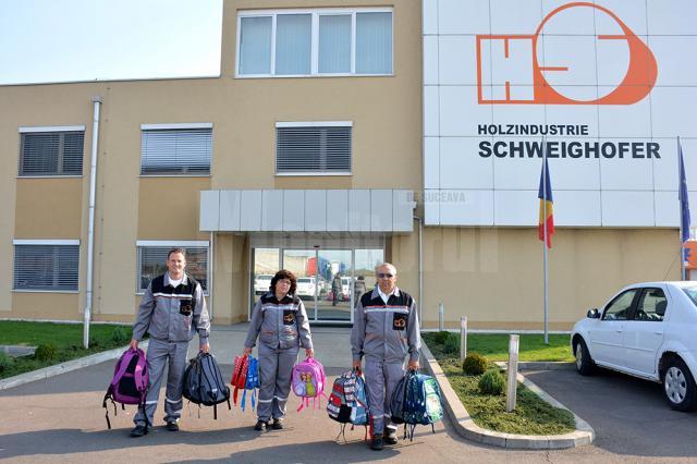 Angajaţi ai Schweighofer duc ghiozdane copiilor internaţi în spitalele din Rădăuţi şi Siret