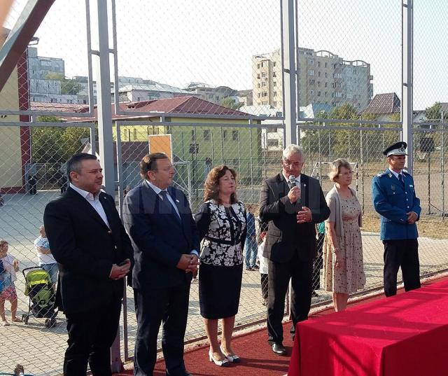 Ioan Balan, Gheorghe Flutur şi Ion Lungu, la inaugurarea celui mai modern teren de sport din Suceava, la Şc. Nr. 8