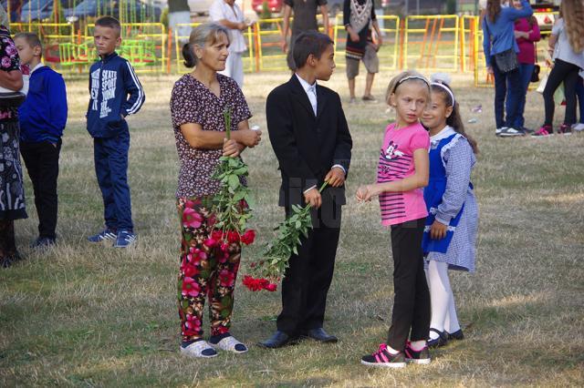 Pe copiii din Pătrăuţi nu i-a aşteptat nimeni cu flori în prima zi de şcoală