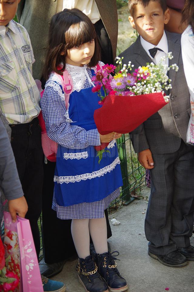 Pe copiii din Pătrăuţi nu i-a aşteptat nimeni cu flori în prima zi de şcoală