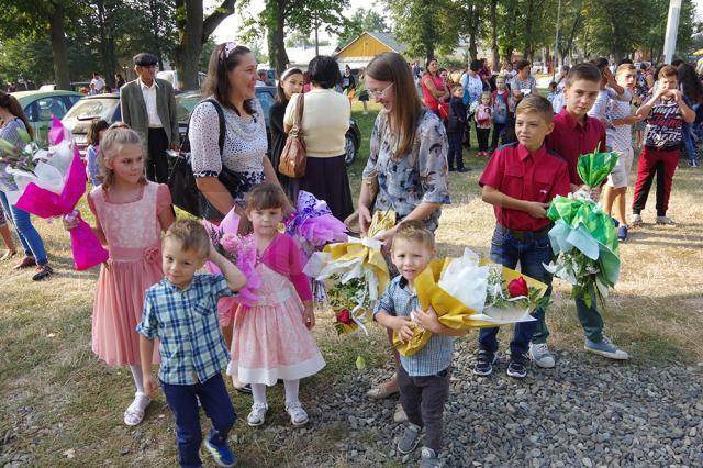 Pe copiii din Pătrăuţi nu i-a aşteptat nimeni cu flori în prima zi de şcoală