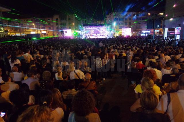 Mii de oameni în centrul municipiului Suceava, la „Simfonii de toamnă”