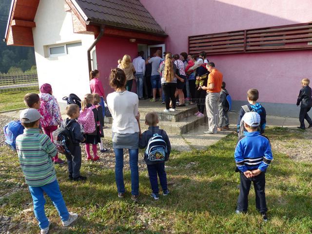Haos la şcoala din Sadău, după ce zeci de părinţi şi elevi au intrat cu forţa în clădirea pe care constructorul a pus lacătul