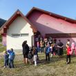 Haos la şcoala din Sadău, după ce zeci de părinţi şi elevi au intrat cu forţa în clădirea pe care constructorul a pus lacătul