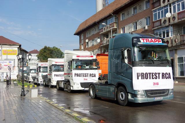 Centrul municipiului Suceava a fost blocat ieri de zeci de tiruri ale transportatorilor, care au protestat împotriva creşterii tarifelor RCA