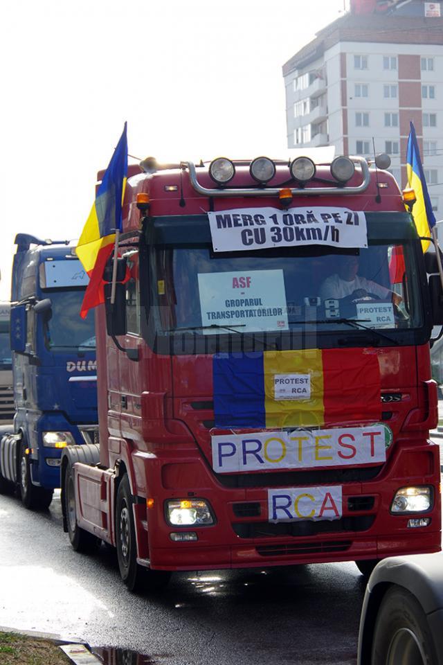 Centrul municipiului Suceava a fost blocat ieri de zeci de tiruri ale transportatorilor, care au protestat împotriva creşterii tarifelor RCA