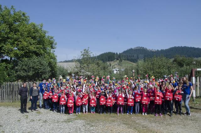 Peste 500 de ghiozdane complet echipate au ajuns la elevii nevoiaşi din comuna Stulpicani