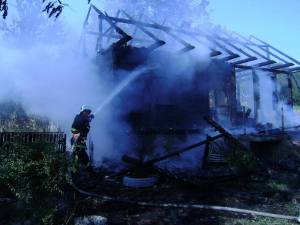 În urma incendiului puternic, din casa construită din lemn nu a mai putut fi salvat aproape nimic