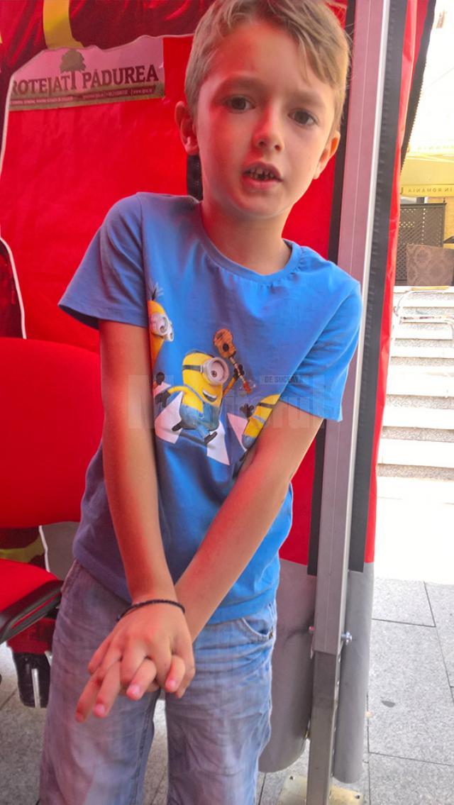 Daniel Hacman, la 9 ani, execută corect imobilizarea piciorului în atele