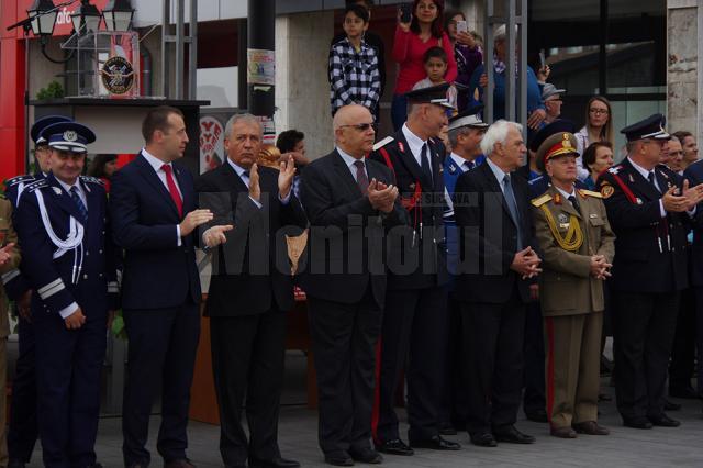 Pompierii militari au jurat într-un glas să păstreze ”ca lumina ochilor” Drapelul de Luptă înmânat de dr. Raed Arafat