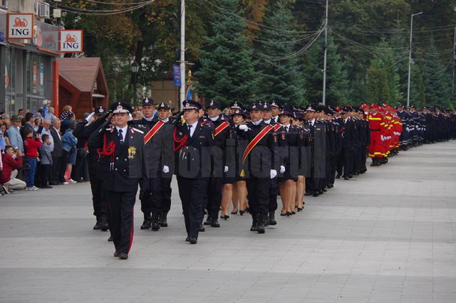 Pompierii militari au jurat într-un glas să păstreze ”ca lumina ochilor” Drapelul de Luptă înmânat de dr. Raed Arafat