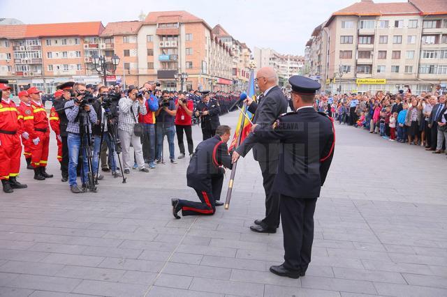 Pompierii militari au jurat într-un glas să păstreze ”ca lumina ochilor” Drapelul de Luptă înmânat de dr. Raed Arafat