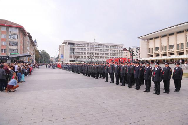 Pompierii militari au jurat într-un glas să păstreze ”ca lumina ochilor” Drapelul de Luptă înmânat de dr. Raed Arafat