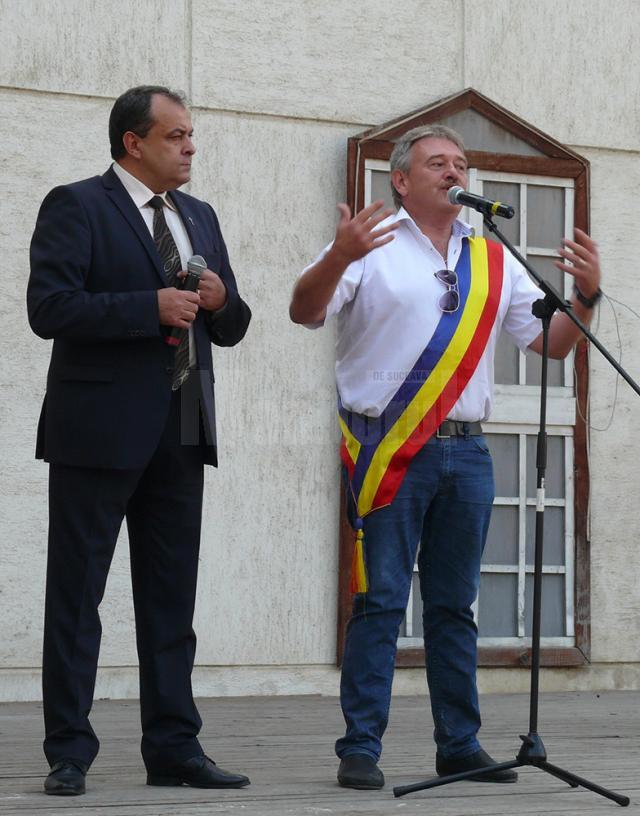 Primarul oraşului Gura Humorului, Marius Ursaciuc, (dreapta) şi primarul din comuna Mănăstirea Humorului, Constantin Moldovan