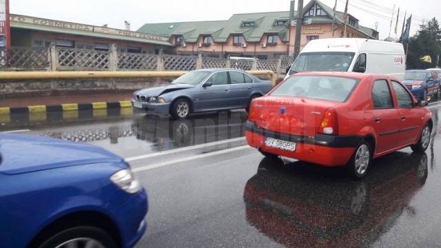 Trei mașini, implicate într-o coliziune pe Calea Unirii din Suceava/foto Elisei Boghean