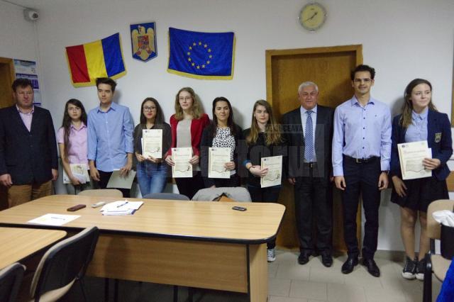 Premiile au fost înmânate la sediul Inspectoratului Școlar Suceava, de către reprezentanții instituției