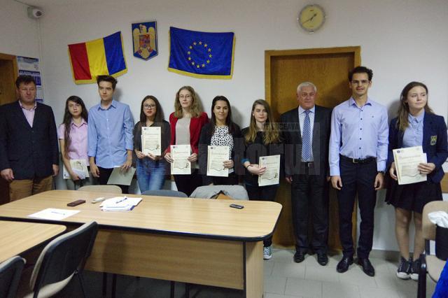 Premiile au fost înmânate la sediul Inspectoratului Școlar Suceava, de reprezentanții instituției