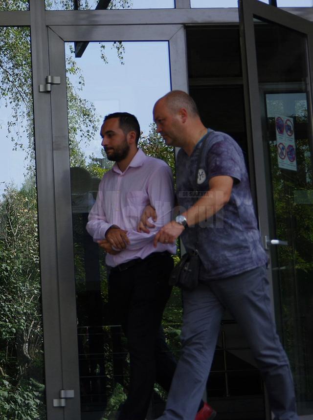 Profesorul de biologie Victor Jucan (stânga), care a fost reţinut joia trecută de procurorii Parchetului de pe lângă Tribunalul Suceava pentru comiterea infracţiunii de trafic de influenţă, rămâne în arest la domiciliu