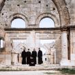 Patriarhul Ioan cu monahi antiohieni și români la ruinele Manăstirii Sfântului Simeon Stâlpnicul, Siria, 2006
