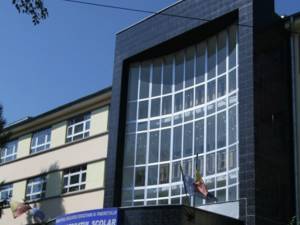 Lucrarea la limba română a fost schimbată în sediul Inspectoratului Şcolar Judeţean Suceava